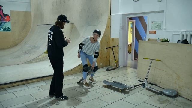 Школа скейта?. Обучение катанию на скейте. ?Тренировки в крытом скейт парке BunnyHop. смотреть онлайн