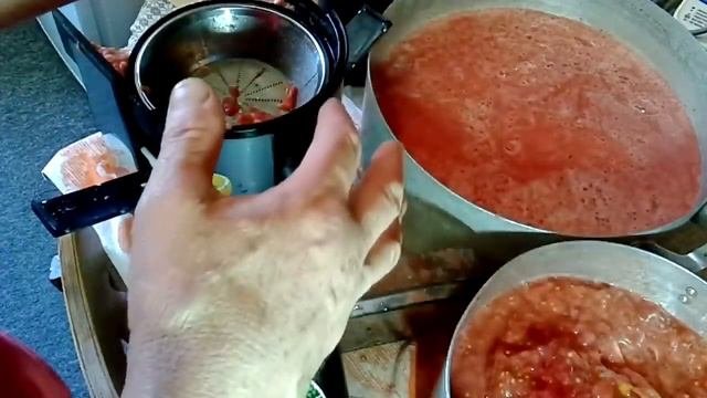 Делаем томатную пасту. Закрываем томатный сок.