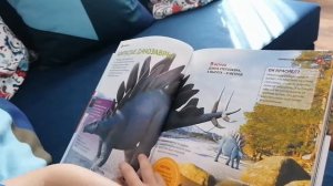 Динозавры и рептилии смотрим интересную книгу