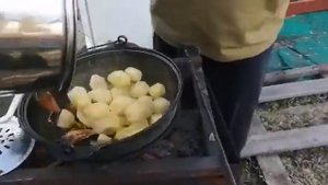 Кролик в казане с картошкой и овощами.