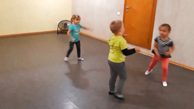 Танцевальные хиты, зажигают дети 4-5 лет
