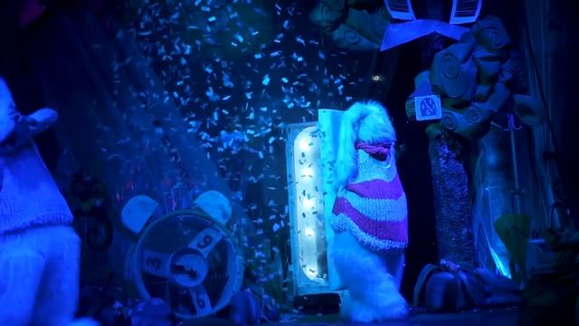 Рассказываем о шоу-сказке "Зайцы" смотреть онлайн