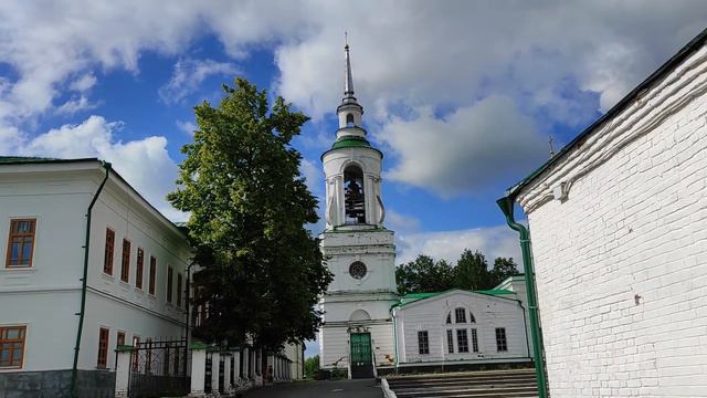 ВЕРХОТУРЬЕ. Звон колоколов на колокольне Церкви Преображения Господня в Свято-Николаевском монастыр