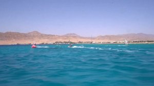 Гоночночный фордевинд. Огибание знака при "связанном повороте". Виндсерфинг на диване.