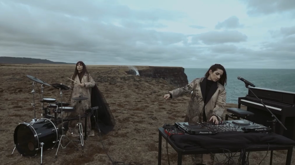 Giolì & Assia - #DiesisLive @Krysuvikurberg Cliffs, Iceland смотреть онлайн