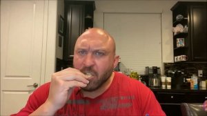 Лысый мужик ест чипсы #мем