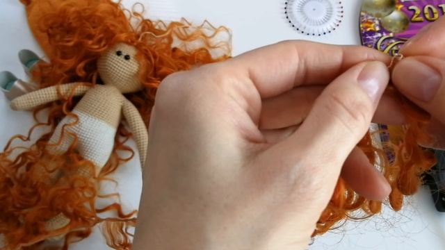 Как пришить волосы вязаной кукле. смотреть онлайн