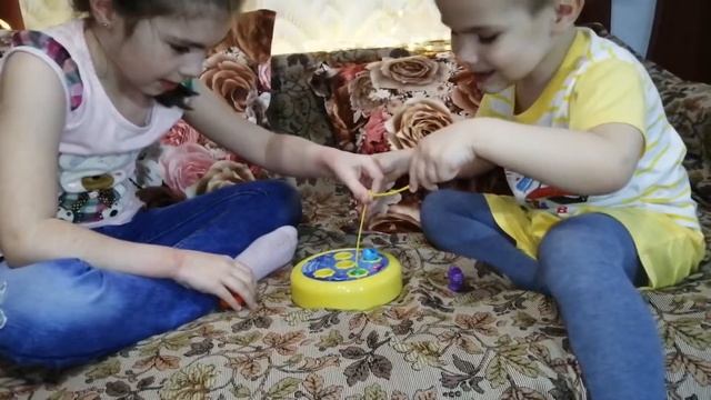 Дети играют в музыкальную рыбалку. смотреть онлайн