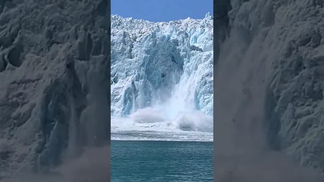 Cruise Boat Witnesses Chunk of Glacier Calving