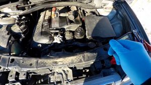 BMW E83 X3 M54 Replacing Coolant Reservoir And Radiator Hoses And Electric Fan Removal
