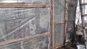 Теплица к бане пристроена.