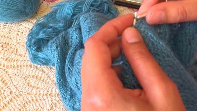 ажурный шарф спицами . Простой узор.