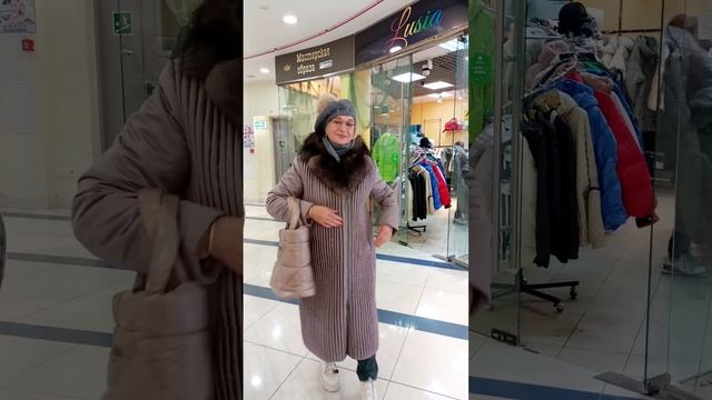 Длинное пальто , воротник выполнен из натурального меха енота ?