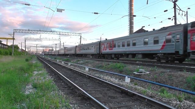Тепловоз ТЭП70БС со скорым поездом Санкт-Петербург - Ижевск (21 вагон!) смотреть онлайн