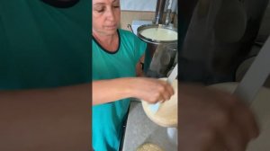 Чем покрыть сыр , чтоб спасти от плесени ?
