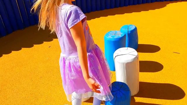 Эльвира и Райан НА ПЛОЩАДКЕ ИГРАЮТ В ПРЯТКИ С КОТЯТАМИ Ryan plays hide and seek at playground смотреть онлайн