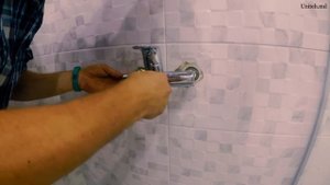 Что делать если в ванной смеситель шатается?        ?