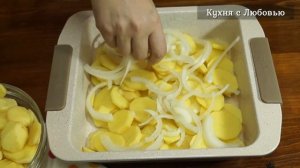 Запеченная картошка в духовке, в сметанном соусе под сырной корочкой.