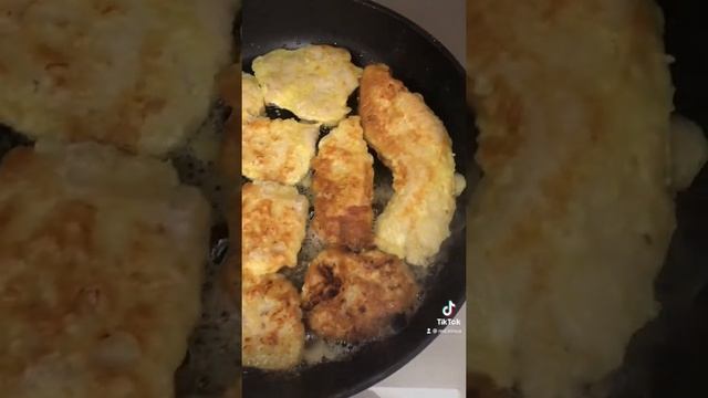 КУРИНОЕ ФИЛЕ ОТБИВНЫЕ НА СКОВОРОДЕ В КЛЯРЕ?CHICKEN FILLET CHOPS IN A PAN IN BATTER.