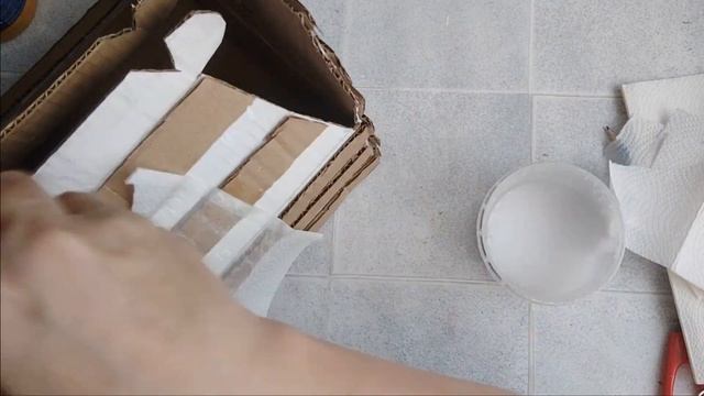 Из картонной коробки делаем подарочную коробку.