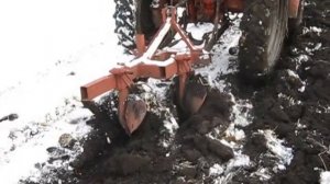 Т-25 і плуг на 2 корпуси (по снігу)