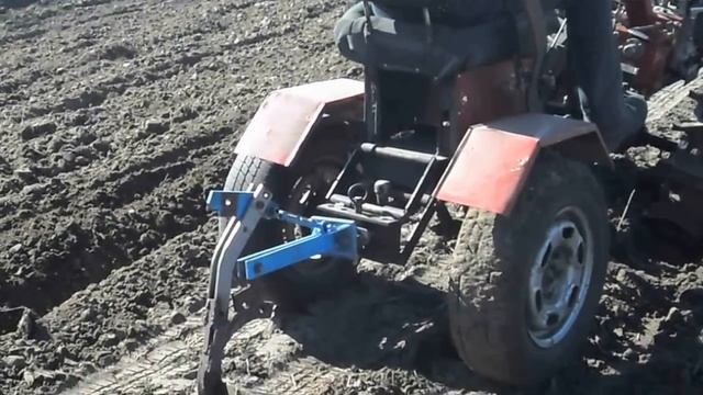 Мотоблок Стенли с адаптером при пахоте.