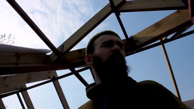 Как наши дела на стройке, март 2020 | Раскатываем мембрану, кладем обрешетку смотреть онлайн