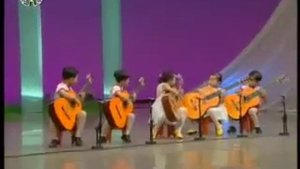 китайские (а мож и корейские) дети играют на гитарах