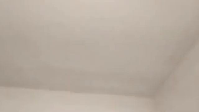 Грунтовка потолка перед покраской наносится валиком – снято на видео смотреть онлайн