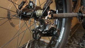 Строим фэтбайк: установка заднего переключателя Shimano XT и замена тросика манетки
