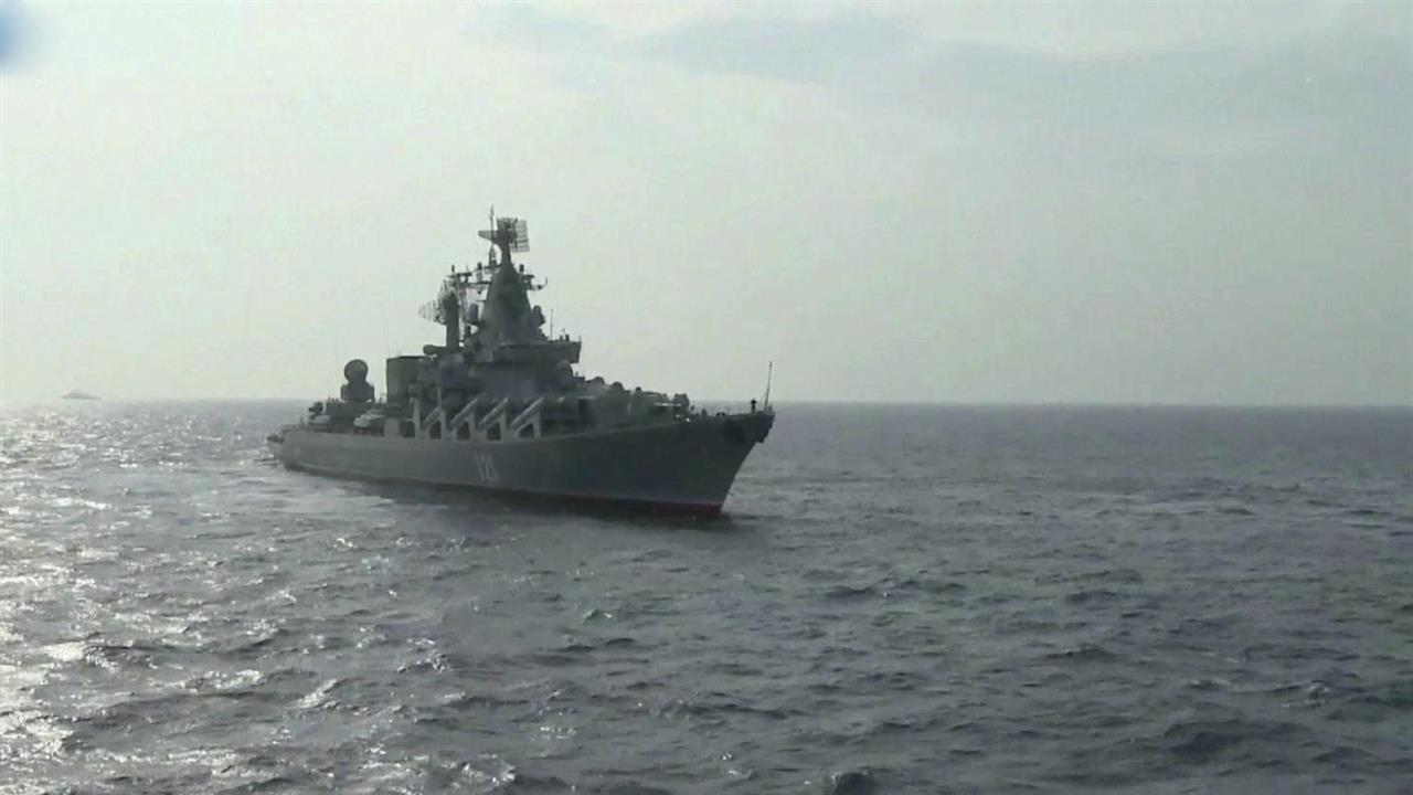 Ракетный крейсер "Москва" затонул при буксировке в порт
