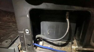 Mercedes Vito W639 battery and fusebox location
