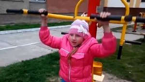 Как научиться подтягиваться на турнике девушке СМОТРИТЕ и УЧИТЕСЬ!