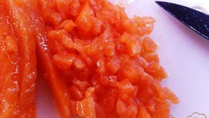 Тартар из лосося с каперсами и красным луком