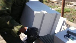 Наносим клей на газобетон