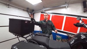 Необычное крепление канистры к мотоциклу