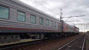 ЧС7-074 с пассажирским поездом №601Я Рыбинск - Москва отправляется со станции Лобня.