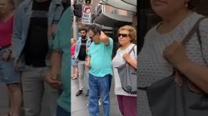 Пранк с чиханием на людей . Реакция людей . Sneezing prank on people