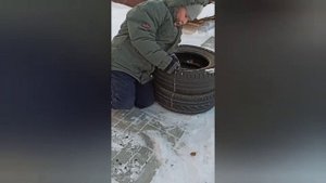 Приспособа для колки дров из б/у покрышек.