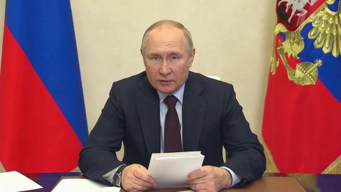 Владимир Путин в режиме видеоконференции проводит совещание по развитию Арктической зоны РФ
