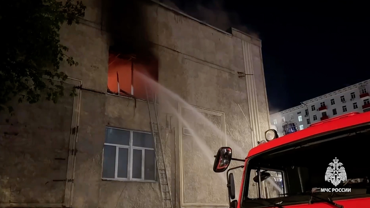Сотрудники МЧС ликвидируют пожар на востоке Москвы — видео