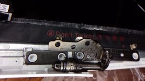 Типичный дефект DELL G3 15 3590, выдранные петли