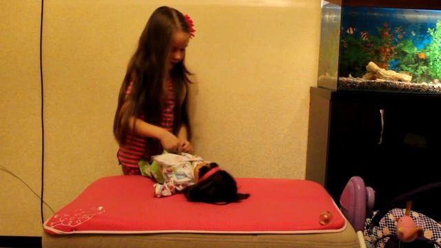 пеленаем куклу и качаем на качалке перед сном укладываем в кроватку смотреть онлайн