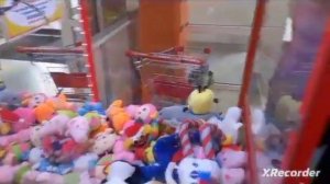 вытягиваем в автомате плюшевые игрушки за 100 руб( 10 попыток)