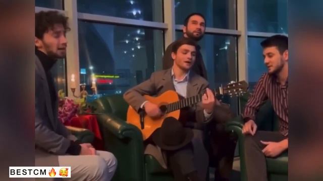 КРАСИВЫЙ КРУГ ДРУЗЕЙ ПОЮТ ОТ ДУШИ😍🔥Как Мне Описать То Состояние смотреть онлайн