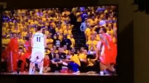 Trevor Ariza knee to Klay Thompson head