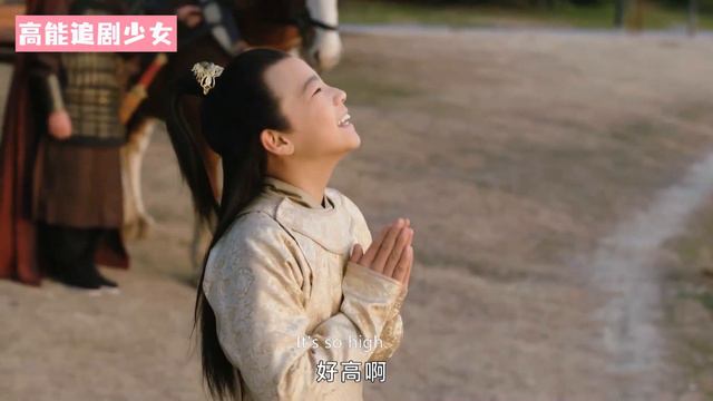 灰姑娘為王爺做定情信物，不小心割破手，王爺心疼又自責為她暖心包紮