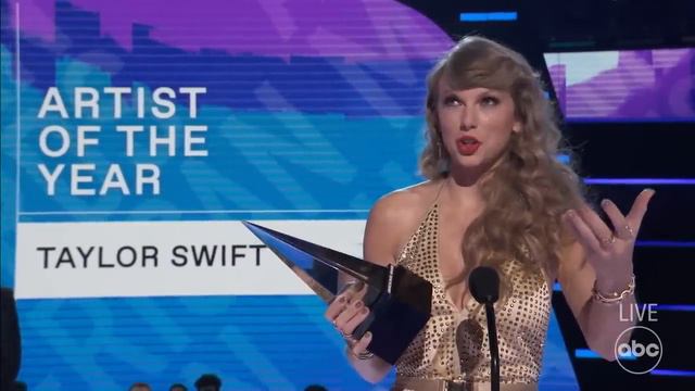 Taylor Swift Accepts the 2022 AMA for Artist of the Year - The American Music Awards