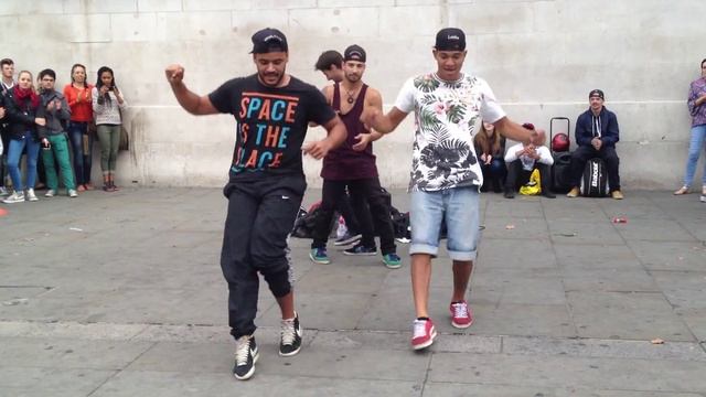 Street dace in front of the national portrait gallery,Trafalgar Square, London. Cool! 20.09.14 смотреть онлайн