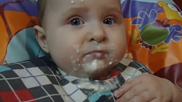 Мама кормит малыша кашей весь испачкался смотреть онлайн